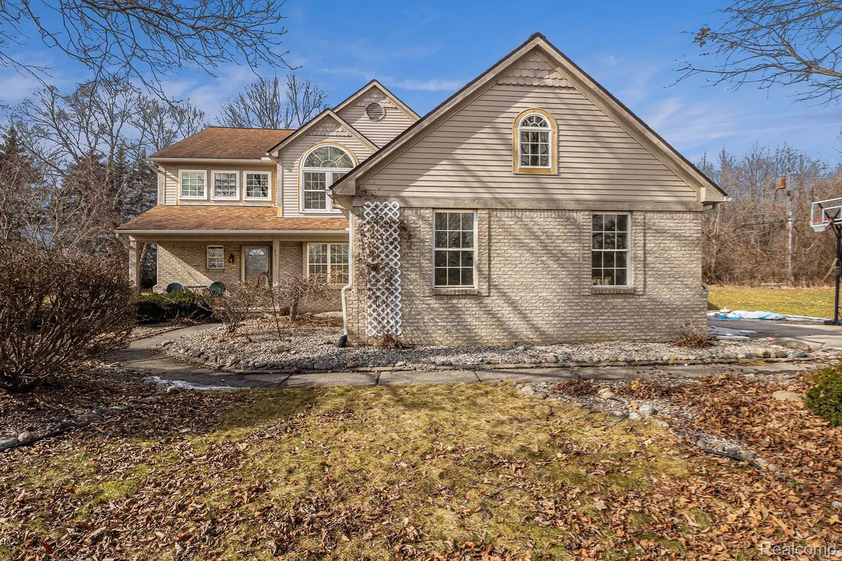 2091 PALMER DR, Wixom, MI 48393