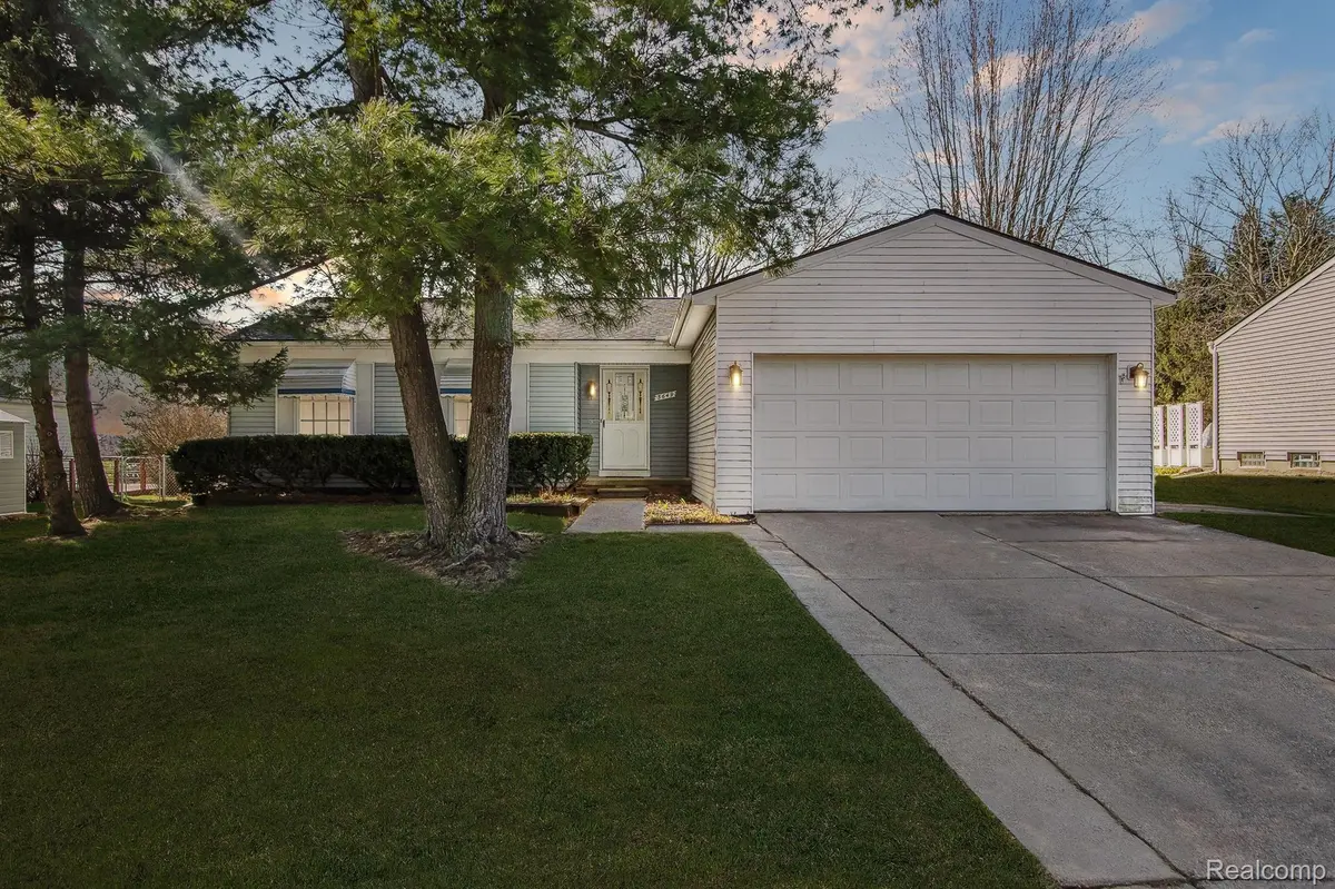 3649 BARBERRY CIR, Wixom, MI 48393