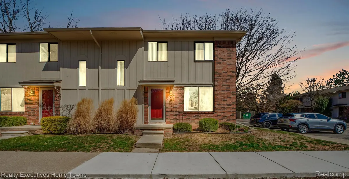 40856 HIGHPOINTE DR #16, Clinton Twp, MI 48038