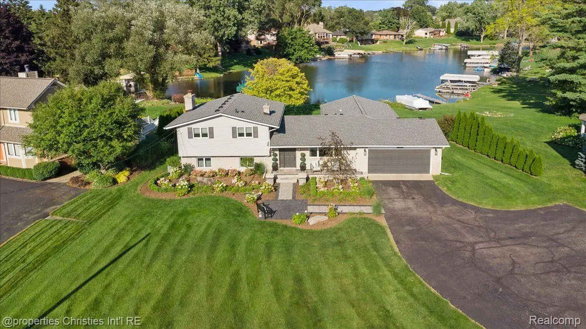 3460 RAMADA DR, Highland Twp, MI 48356