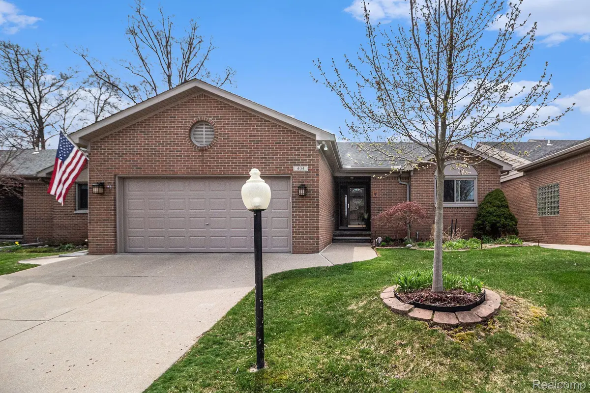 404 WALNUT DR #34, South Lyon, MI 48178