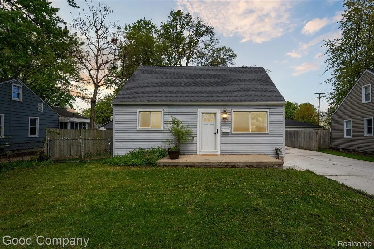 1077 E 14 MILE RD, Clawson, MI 48017