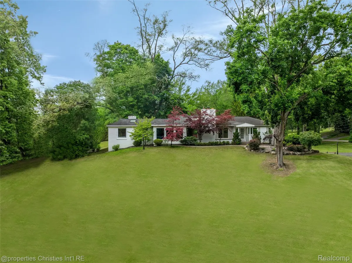 26335 Woodlore RD, Franklin Vlg, MI 48025