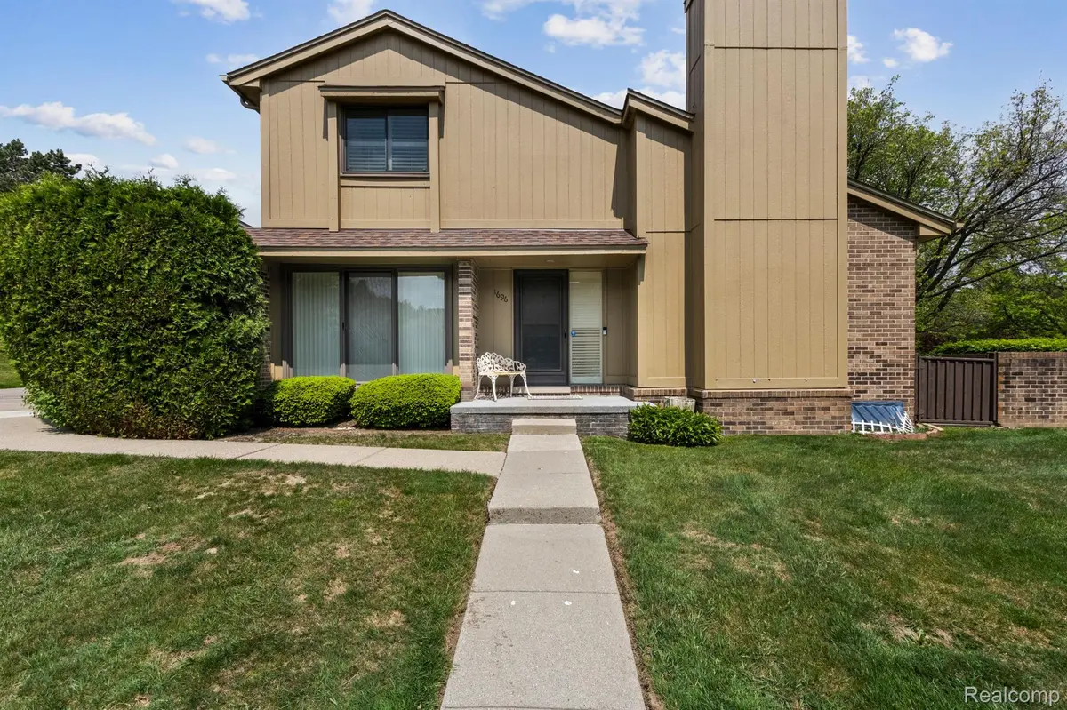 1696 S HILL BLVD, Bloomfield Twp, MI 48304