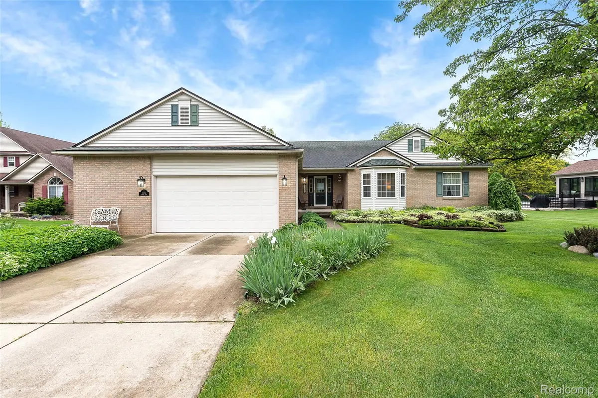 2174 AIRWAY DR, Brighton Twp, MI 48114