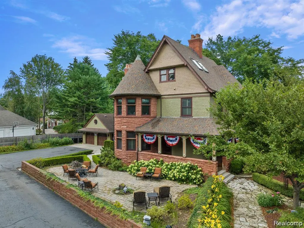 59 Lake Shore RD, Grosse Pointe Farms, MI 48236