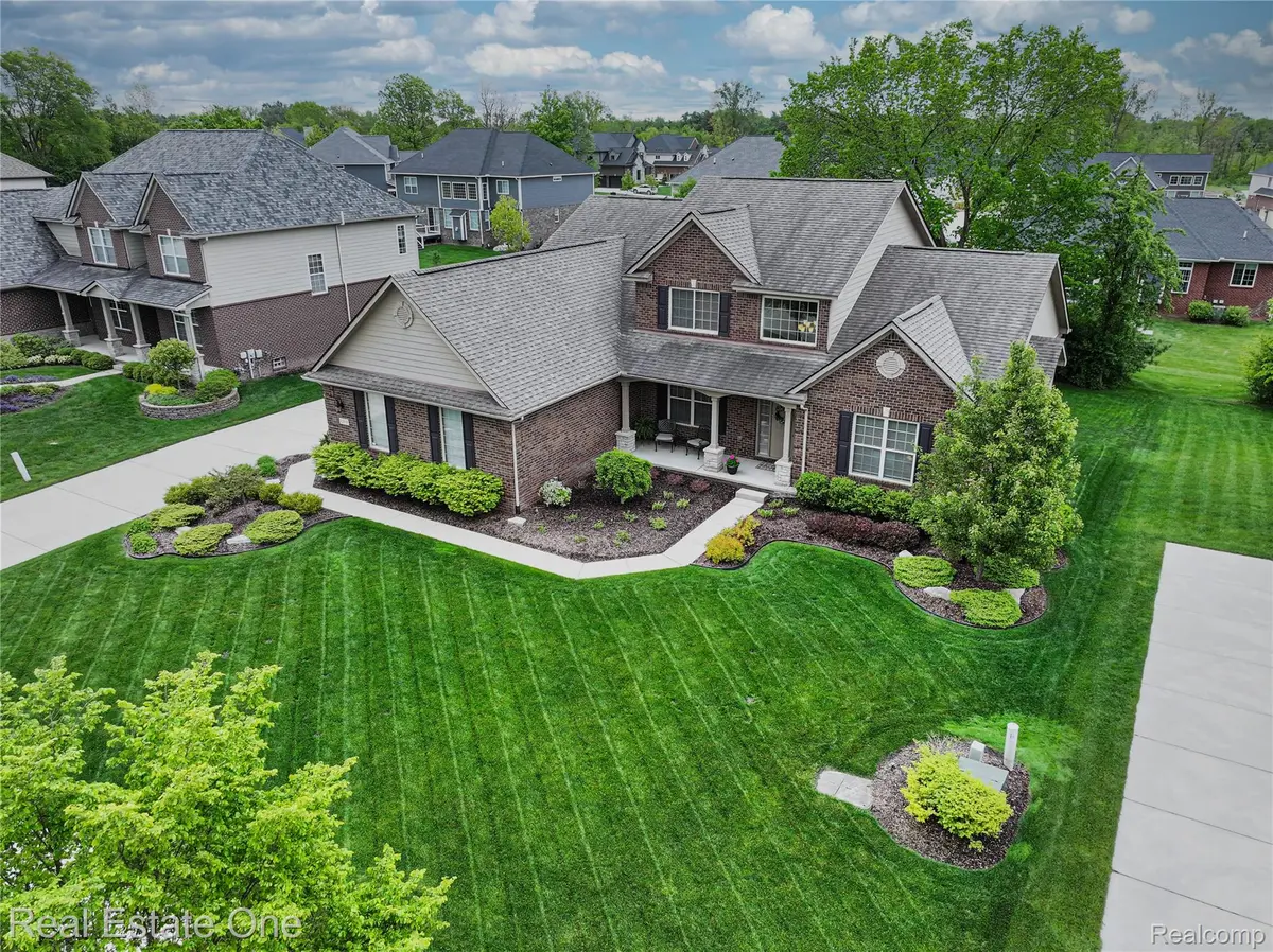 52689 Aspen DR, Lyon Charter Township, MI 48178