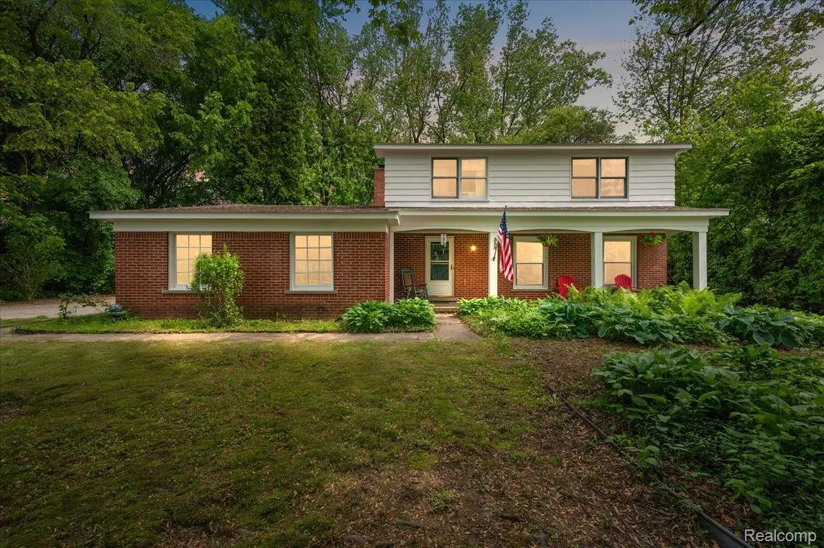335 Douglas DR, Bloomfield Charter Township, MI 48304
