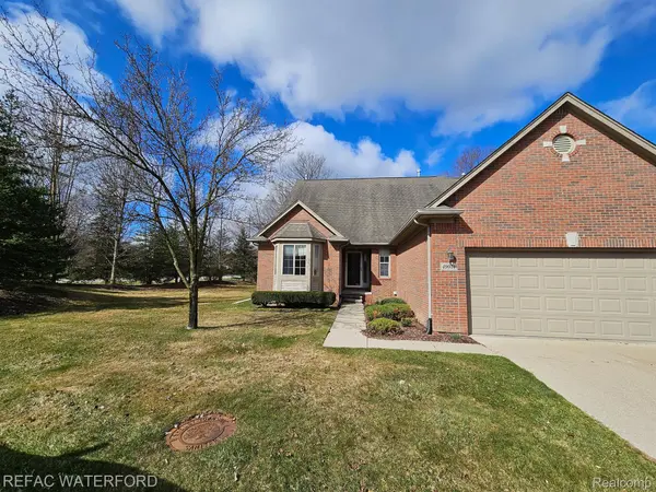 49051 HIDDEN WOODS LN, Shelby Twp, MI 48317