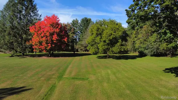 000 W Predmore, Oakland Twp, MI 48363