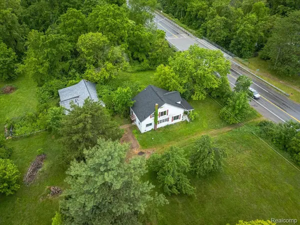 3246 E Maple AVE, Grand Blanc Twp, MI 48507