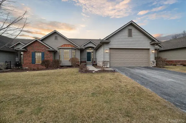 6062 GREEN ASH DR #36, Brighton, MI 48116