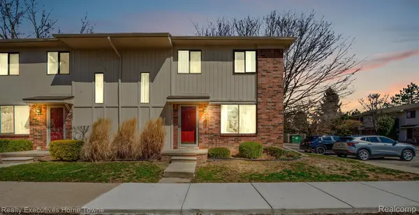 40856 HIGHPOINTE DR #16, Clinton Twp, MI 48038