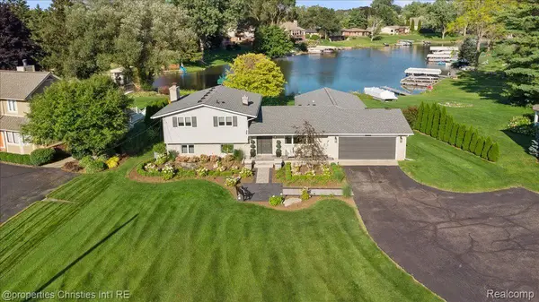 3460 RAMADA DR, Highland Twp, MI 48356