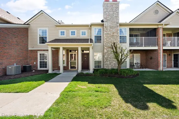 52140 NAUGATUCK DR, Macomb Twp, MI 48042