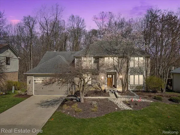 30600 SUNDERLAND DR, Farmington Hills, MI 48331