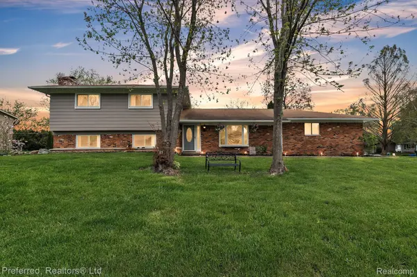 8722 WOODSHIRE DR, White Lake Twp, MI 48386