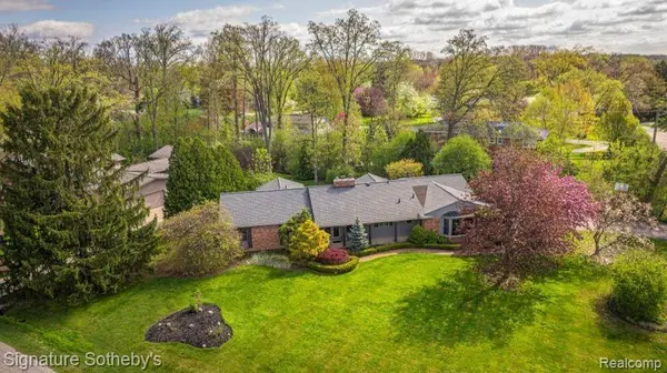 1322 LAKE CRESCENT DR, Bloomfield Twp, MI 48302