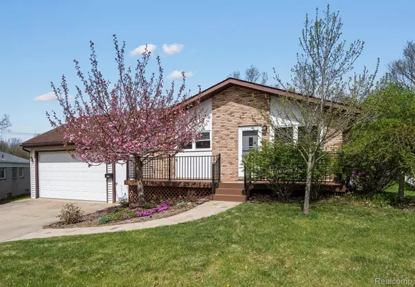 860 MANOR DR, Milford, MI 48381