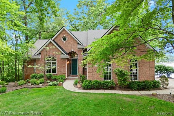 3241 GOVERNORS LN, Commerce Twp, MI 48390