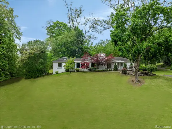 26335 Woodlore RD, Franklin Vlg, MI 48025