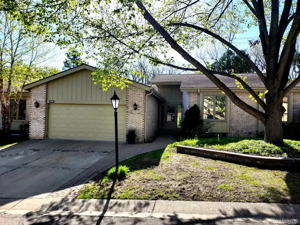 7215 SUNCREST RD, West Bloomfield Twp, MI 48322