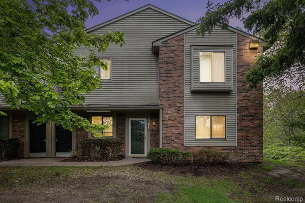 22221 INDIAN CREEK DR #7, Farmington Hills, MI 48335
