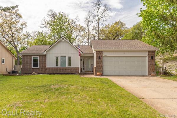 3113 BUSS DR, Commerce Twp, MI 48390