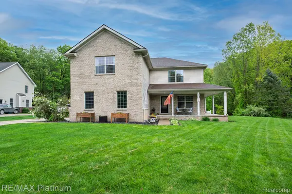 2038 PINE BLUFFS CT, Highland Twp, MI 48357