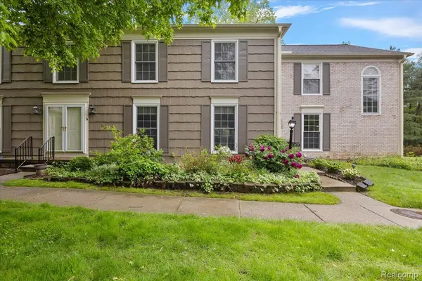 1477 CARRIAGE LN, Rochester Hills, MI 48306
