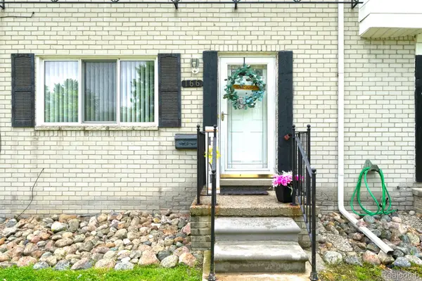 166 N Christine CIR #B, Mt. Clemens, MI 48043