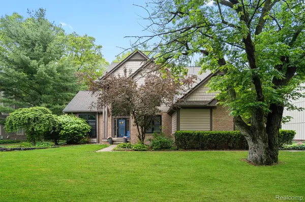 2640 Water Oaks DR, West Bloomfield Charter Township, MI 48324