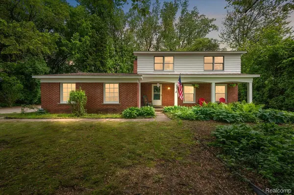 335 Douglas DR, Bloomfield Charter Township, MI 48304