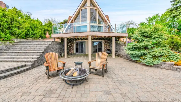 8648 Lakeshore RD, Burtchville Township, MI 48059