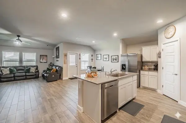 713 Breckenridge Park Drive, Alvarado, TX 76009