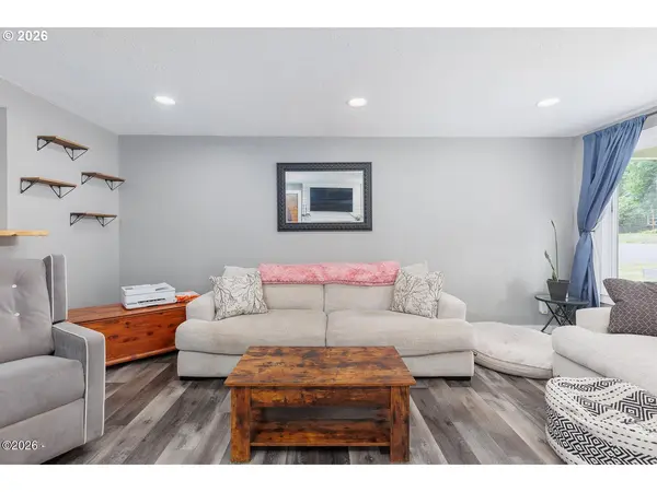 806 NE DOUGLAS ST, Newport, OR 97365