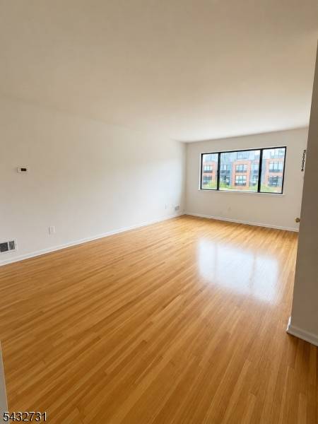 330 Taft Pl, Harrison Town, NJ 07029