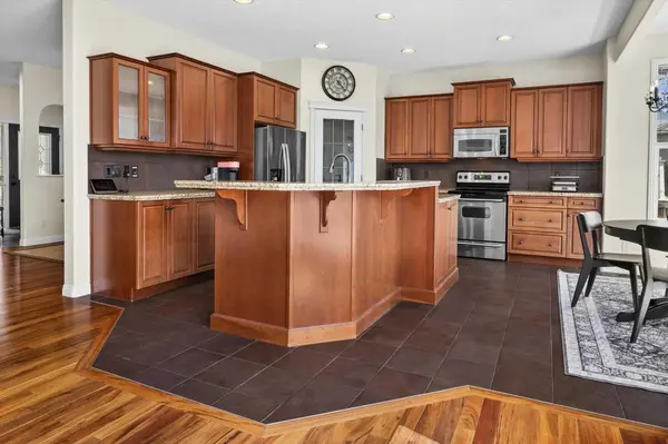 311 Royal Oak CIR NW, Calgary, AB T3G 5L9