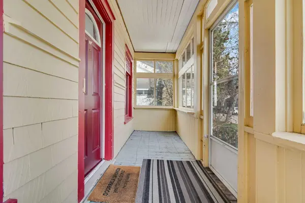 909 5 ST NW, Calgary, AB T2N 1R3