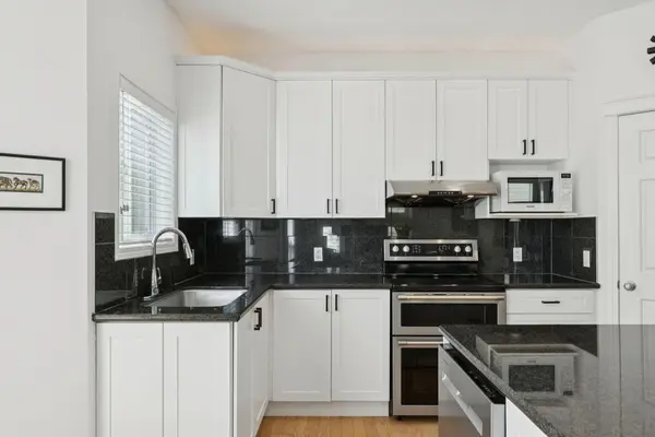 42 Cresthaven WAY SW, Calgary, AB T3B 5X8