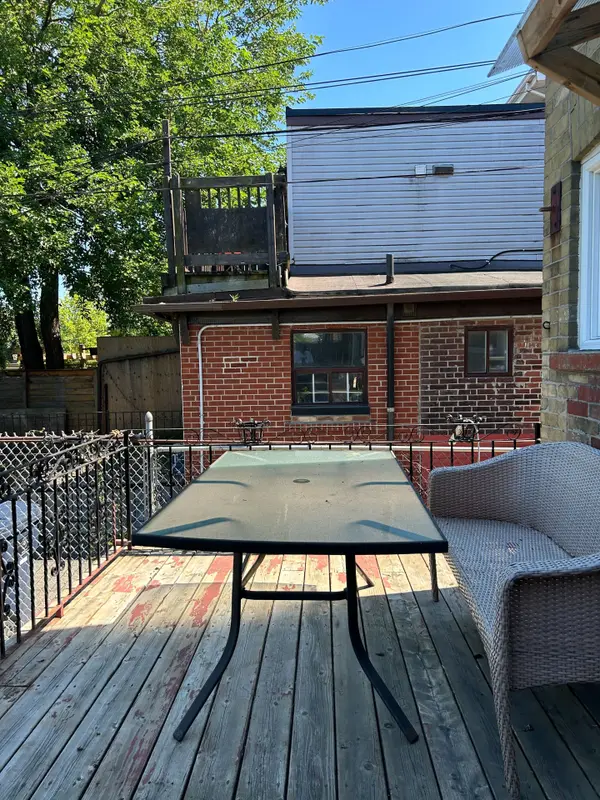 99 Clinton St ST #Unit A, Toronto C01, ON M6G 2Y4