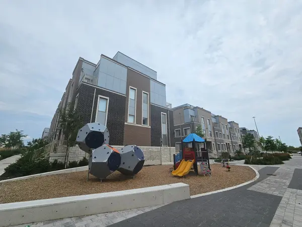 31 ALMOND BLOSSOM Mews S #TH 141, Vaughan, ON L4K 0N7