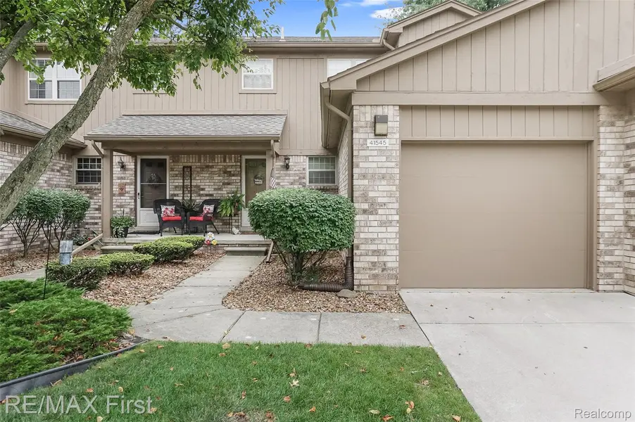 41545 Clinton Grove DR, Clinton Charter Township, MI 48038