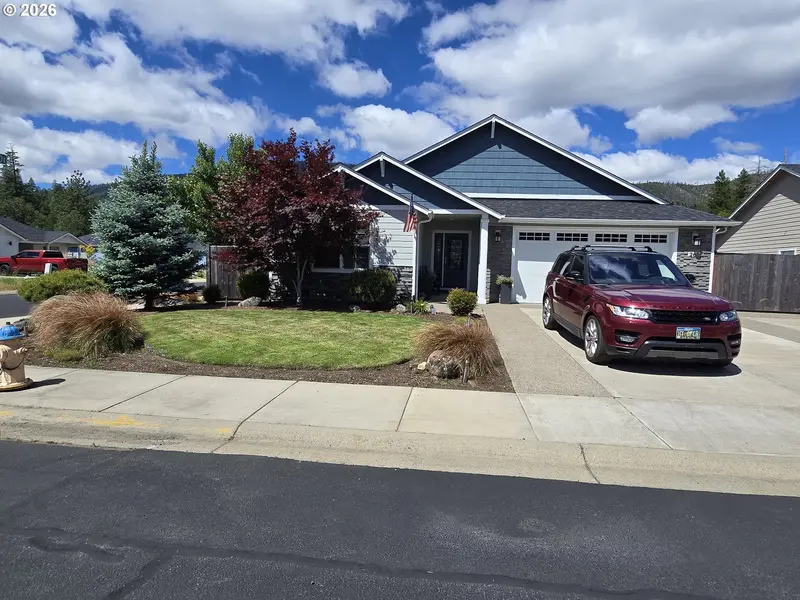 266 RETIREMENT LN, Cave Junction, OR 97523