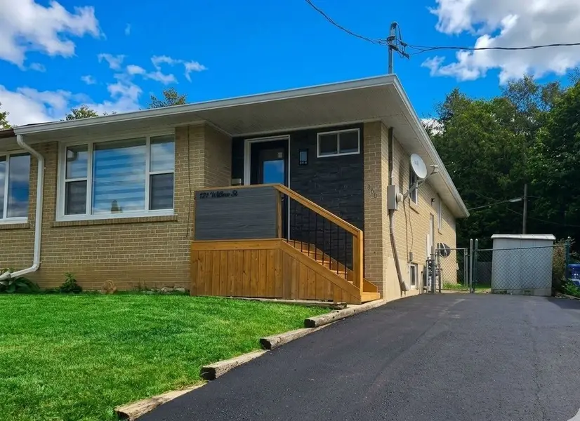 137 Willow LN, Newmarket, ON L3Y 4J1
