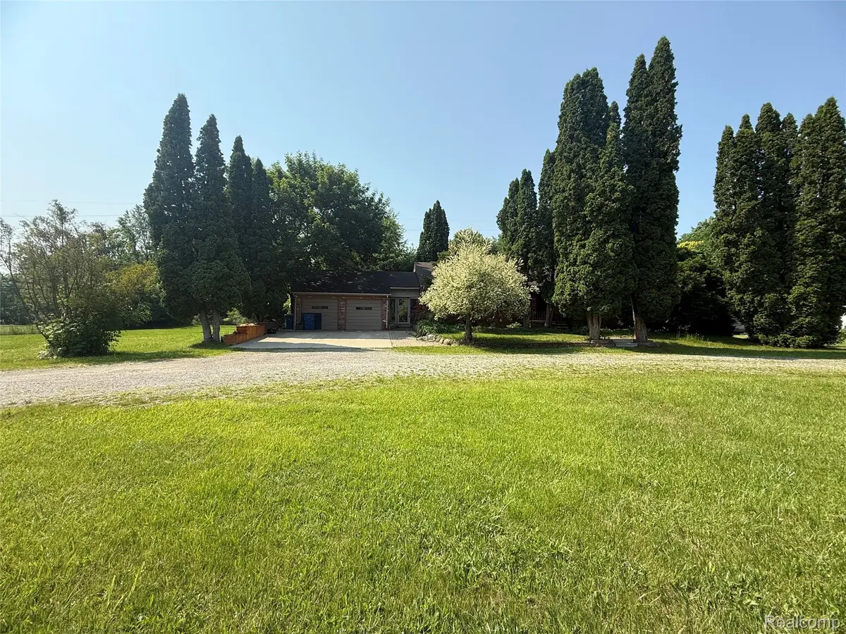 6715 Elizabeth Lake RD, Waterford Charter Township, MI 48327