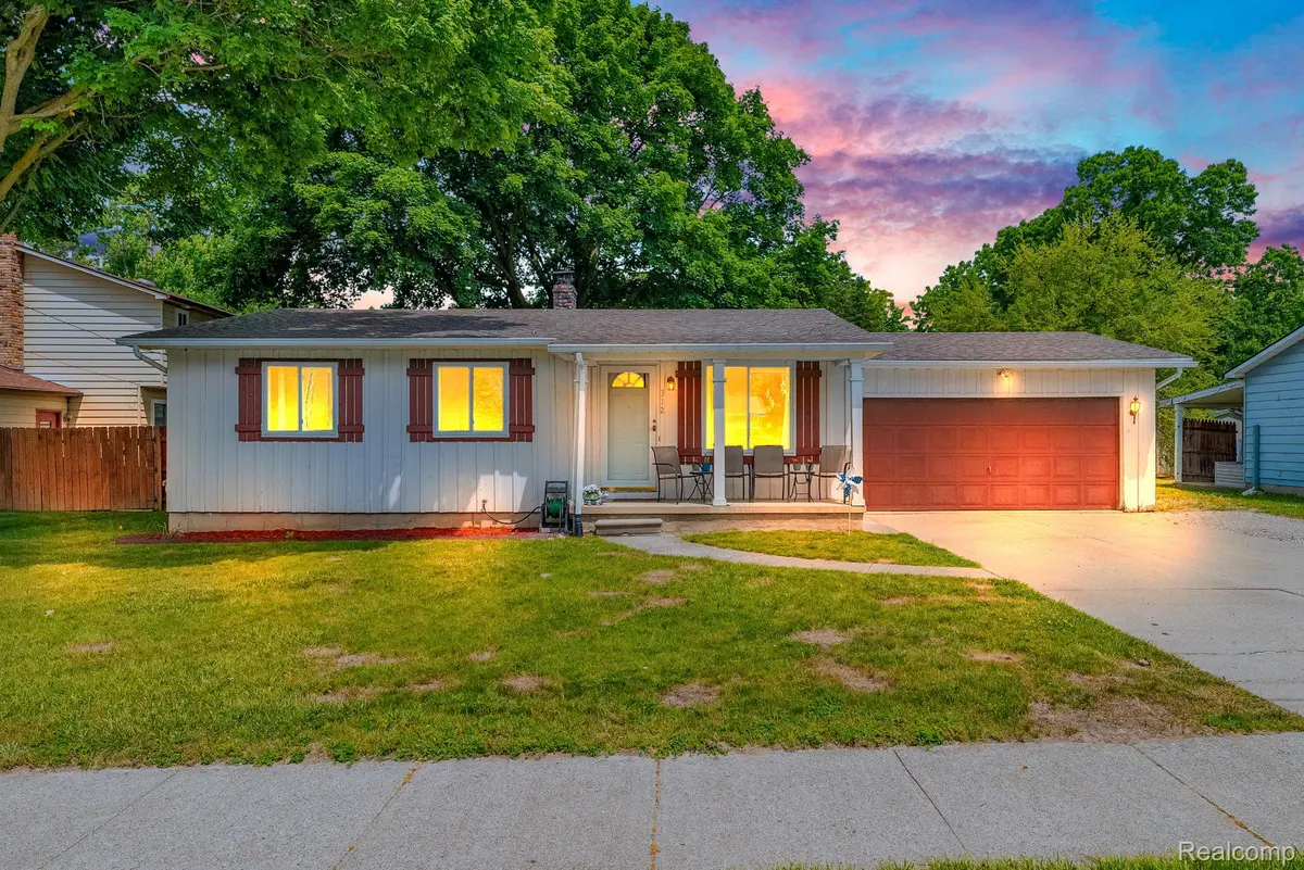 312 Airport DR, Holly Village, MI 48442