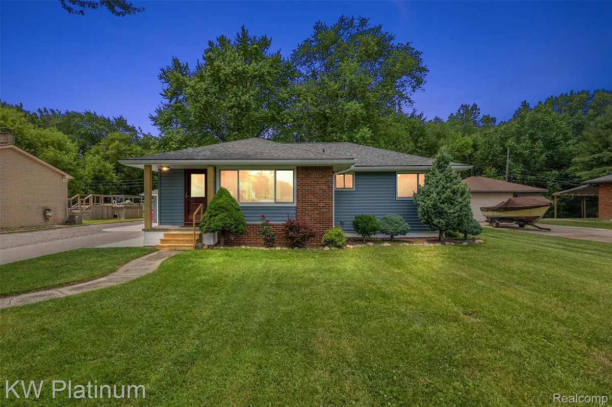 39365 Memory LN, Harrison Charter Township, MI 48045