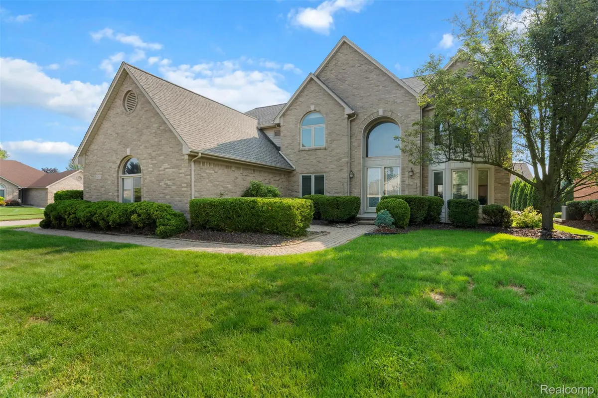 47668 Whippoorwill DR, Macomb Township, MI 48044