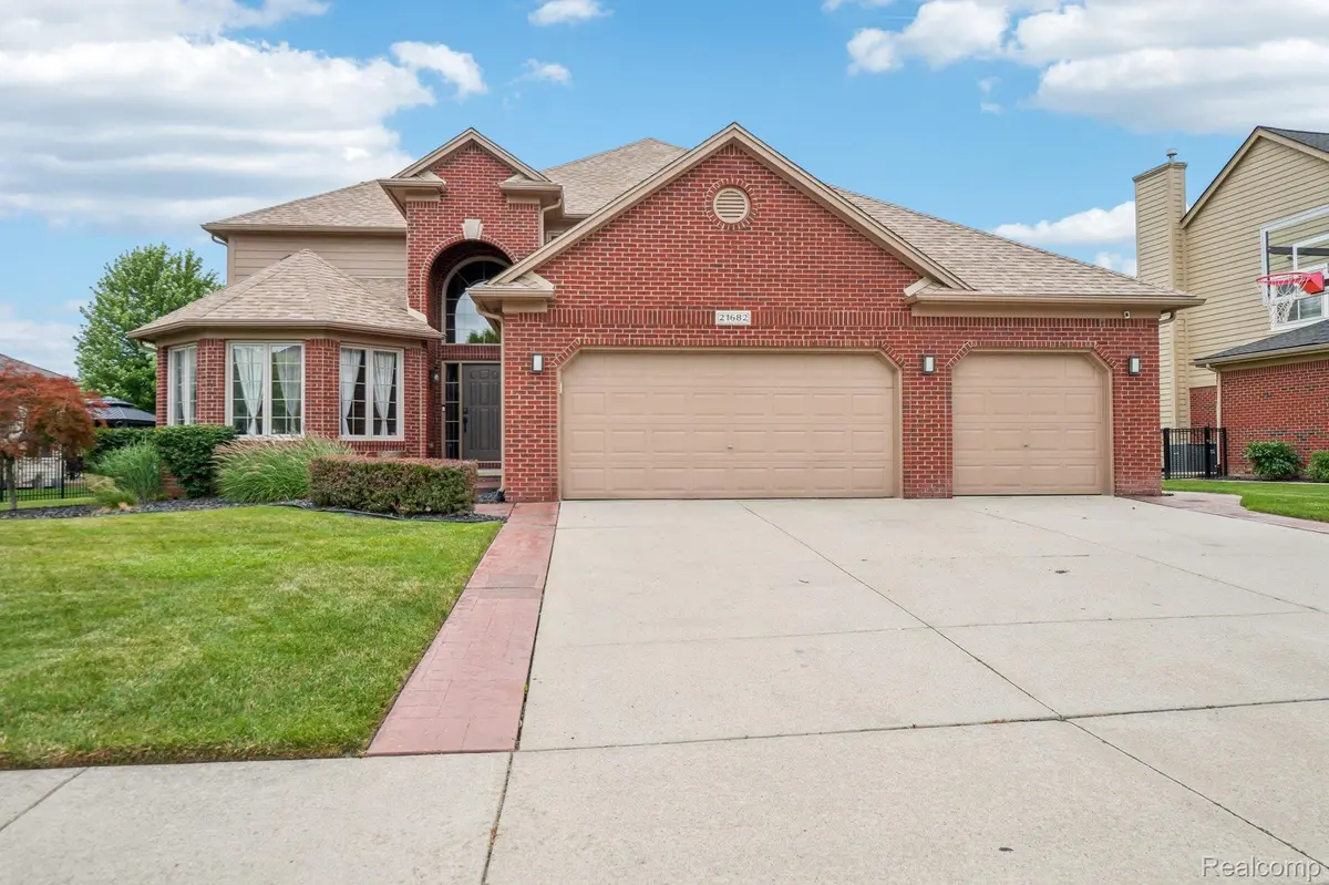 21682 Phoenix DR, Macomb Township, MI 48044